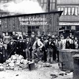 Neustädter Straße: Wer zur Arbeiterschicht gehört, hat kaum Möglichkeiten, das Wasser aus der Elbe abzukochen. Für Bedürftige werden öffentliche Wasser-Kochstationen eingerichtet.