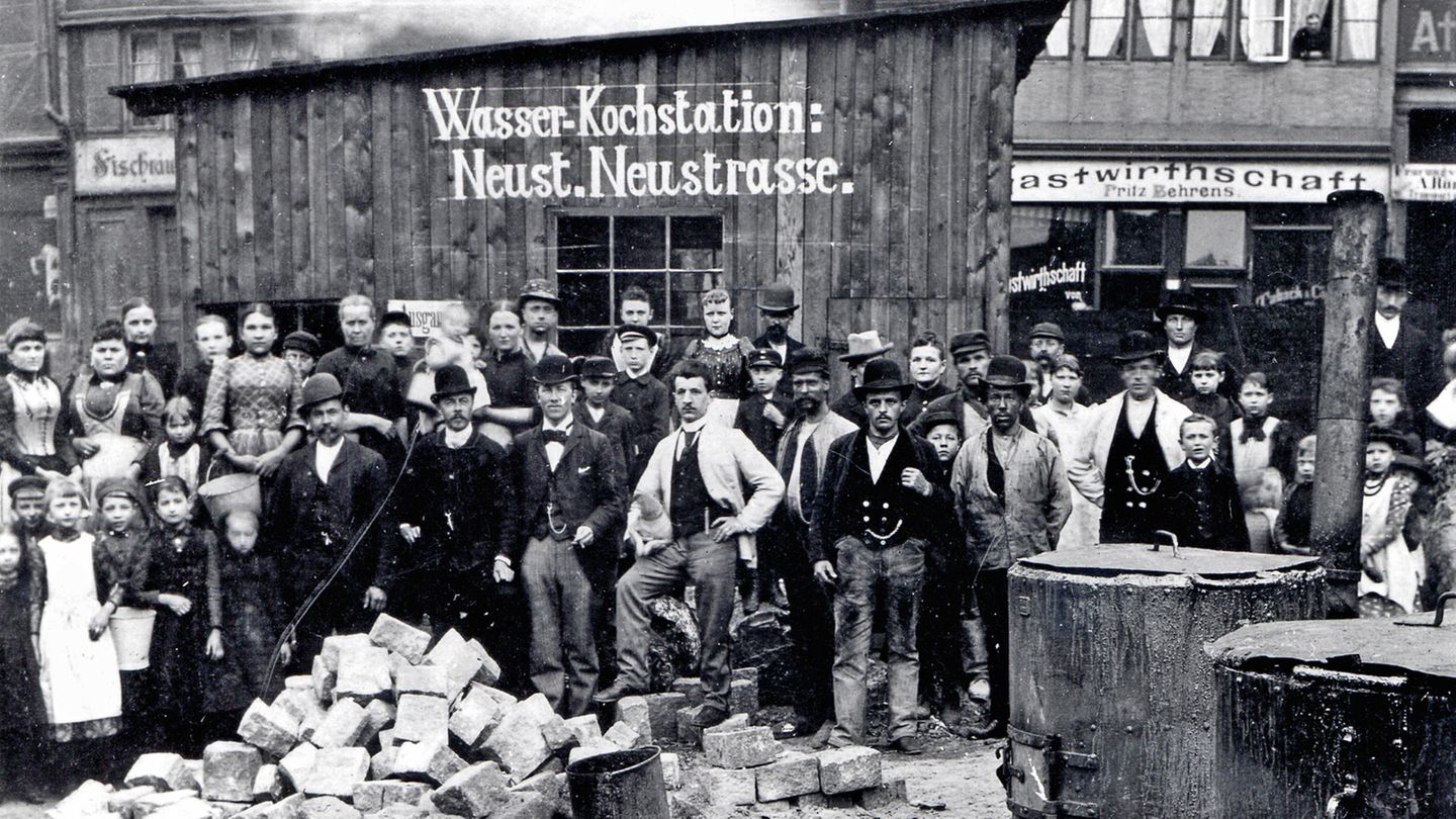 Neustädter Straße: Wer zur Arbeiterschicht gehört, hat kaum Möglichkeiten, das Wasser aus der Elbe abzukochen. Für Bedürftige werden öffentliche Wasser-Kochstationen eingerichtet.