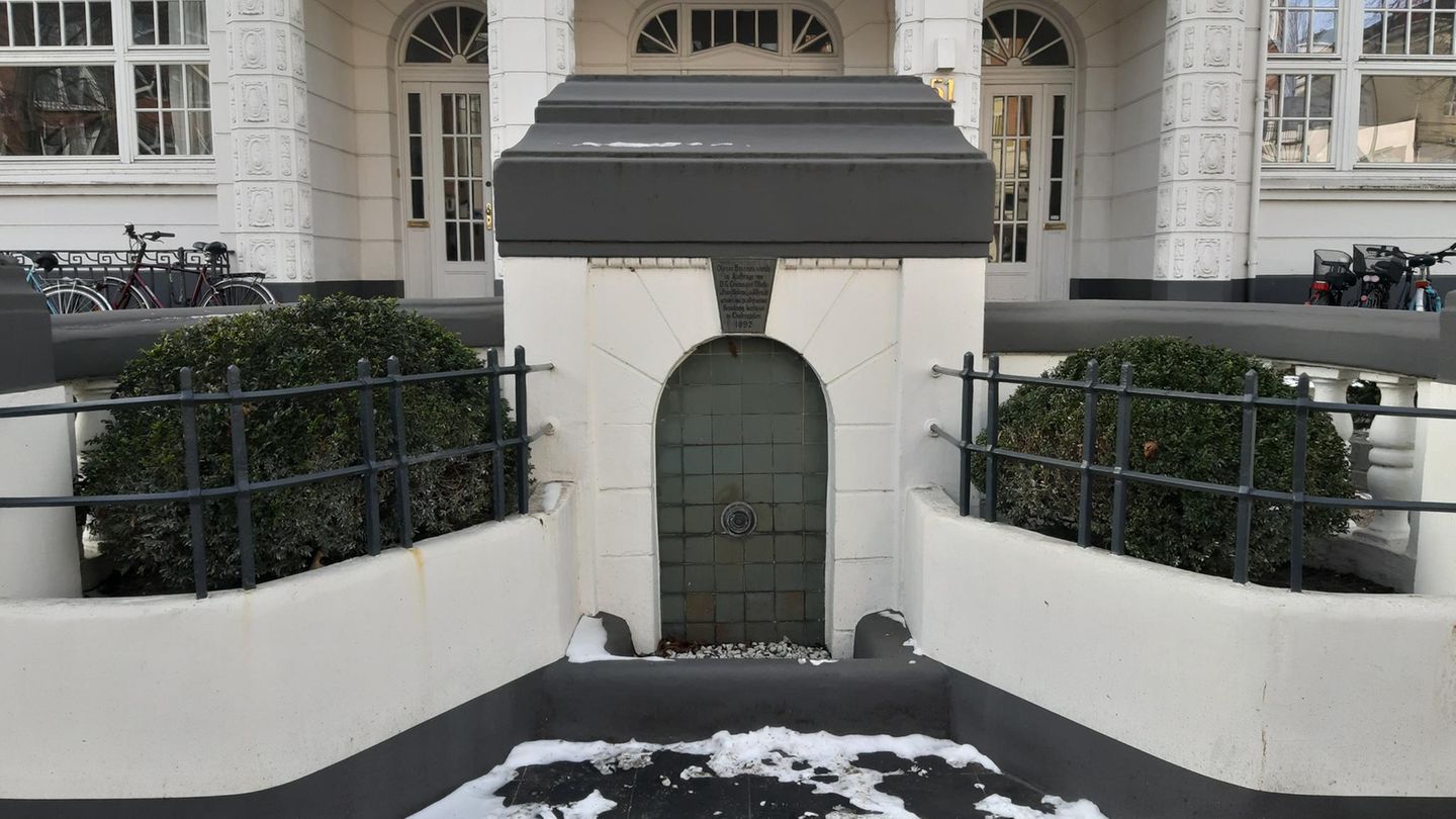 Hofpalais: Im Hamburger Norden auf der östlichen Seite der Außenalster ist noch ein Brunnen zu sehen, der 1892 für die Armen der Bevölkerung gespendet wurde.