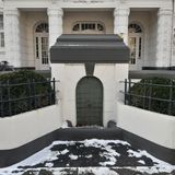 Hofpalais: Im Hamburger Norden auf der östlichen Seite der Außenalster ist noch ein Brunnen zu sehen, der 1892 für die Armen der Bevölkerung gespendet wurde.