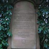 Heute erinnert ein Grabstein auf dem Friedhof in Ohlsdorf an die 8609 Cholera-Opfer von 1892.