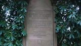 Heute erinnert ein Grabstein auf dem Friedhof in Ohlsdorf an die 8609 Cholera-Opfer von 1892.