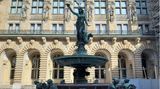 Im Innenhof des Hamburger Rathauses befindet sich der Hygieia-Brunnen. Erbaut wurde er 1895/96 in Erinnerung an die Cholera-Epidemie 1892. Die griechische Göttin Hygieia auf der Spitze symbolisiert Gesundheit.