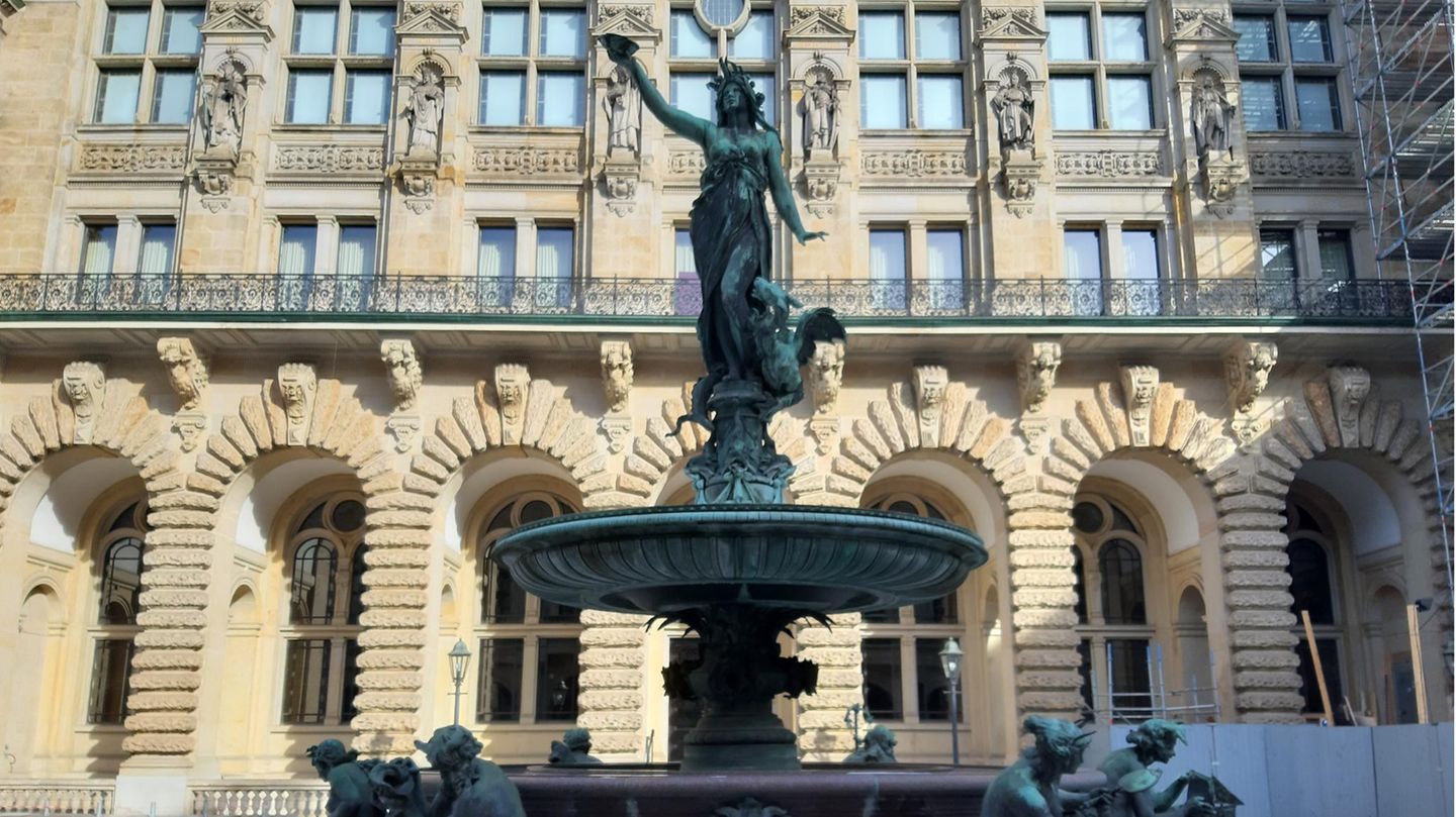 Im Innenhof des Hamburger Rathauses befindet sich der Hygieia-Brunnen. Erbaut wurde er 1895/96 in Erinnerung an die Cholera-Epidemie 1892. Die griechische Göttin Hygieia auf der Spitze symbolisiert Gesundheit.