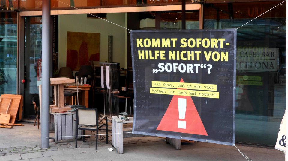 Gastronomie ohne Tourismus: Ein Plakat vor einem Restaurant in Hamburg Wandsbek weist auf die Problematik mit den Corona-Hilfsgeldern hin. Ein Plakat vor einem Restaurant in Hamburg Wandsbek weist auf die Problematik mit den Corona-Hilfsgeldern hin.