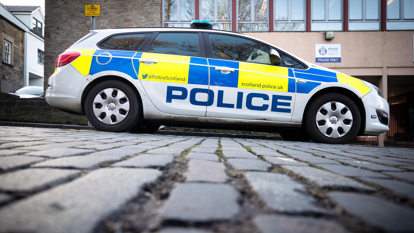 Geparktes Polizeiauto in Edinburgh, Schottland
