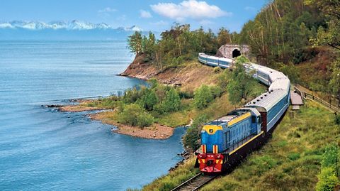 Der Zug "Zarengold" fährt entlang des Baikalsees in Sibirien
