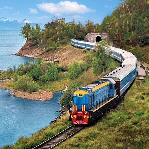 Der Zug "Zarengold" fährt entlang des Baikalsees in Sibirien
