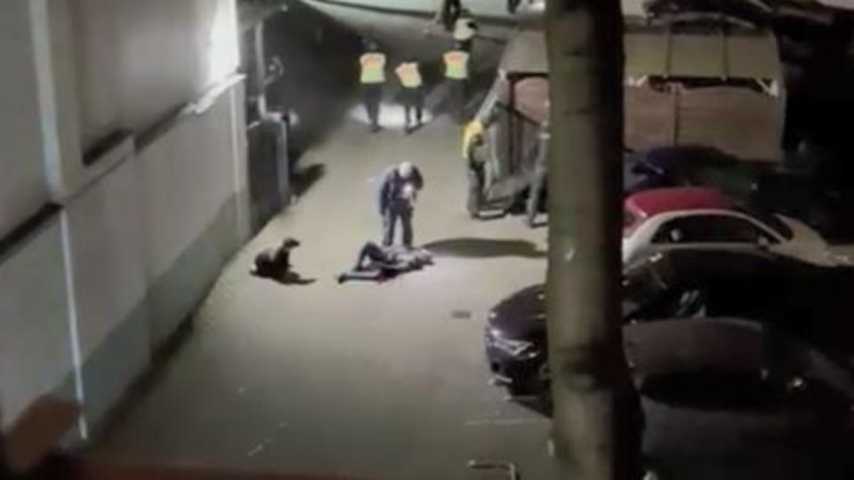 Standbild Überwachungskamera Veysel Kilic verletzt am Boden