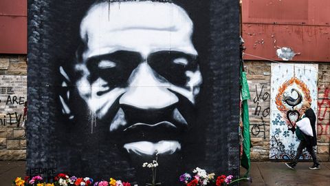 Ein Bild von George Floyd ziert eine Gedenkstätte für den getöteten Afroamerikaner