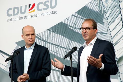 Sehen mit den abgegebenen Ehrenerklärungen aller Unions-Abgeordneten den Maskenskandal weitgehend aufgearbeitet: Fraktionsspitzen Ralph Brinkhaus (CDU, li.) und Alexander Dobrindt (CSU)