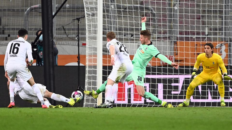 Marco Richter erzielt das 2:1 für den FC Augsburg gegen Borussia Mönchengladbach