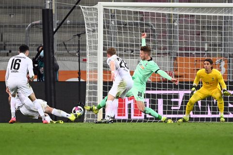 Marco Richter erzielt das 2:1 für den FC Augsburg gegen Borussia Mönchengladbach