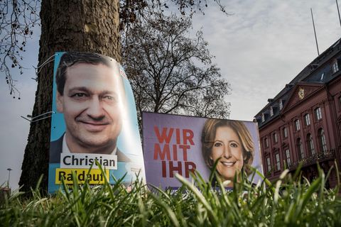 Plakate der Spitzenkandidaten Christian Baldauf (CDU) und Malu Dreyer (SPD) vor der Landtagswahl von Rheinland-Pfalz in Mainz