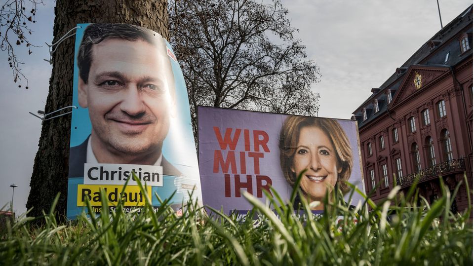 Plakate der Spitzenkandidaten Christian Baldauf (CDU) und Malu Dreyer (SPD) vor der Landtagswahl von Rheinland-Pfalz in Mainz