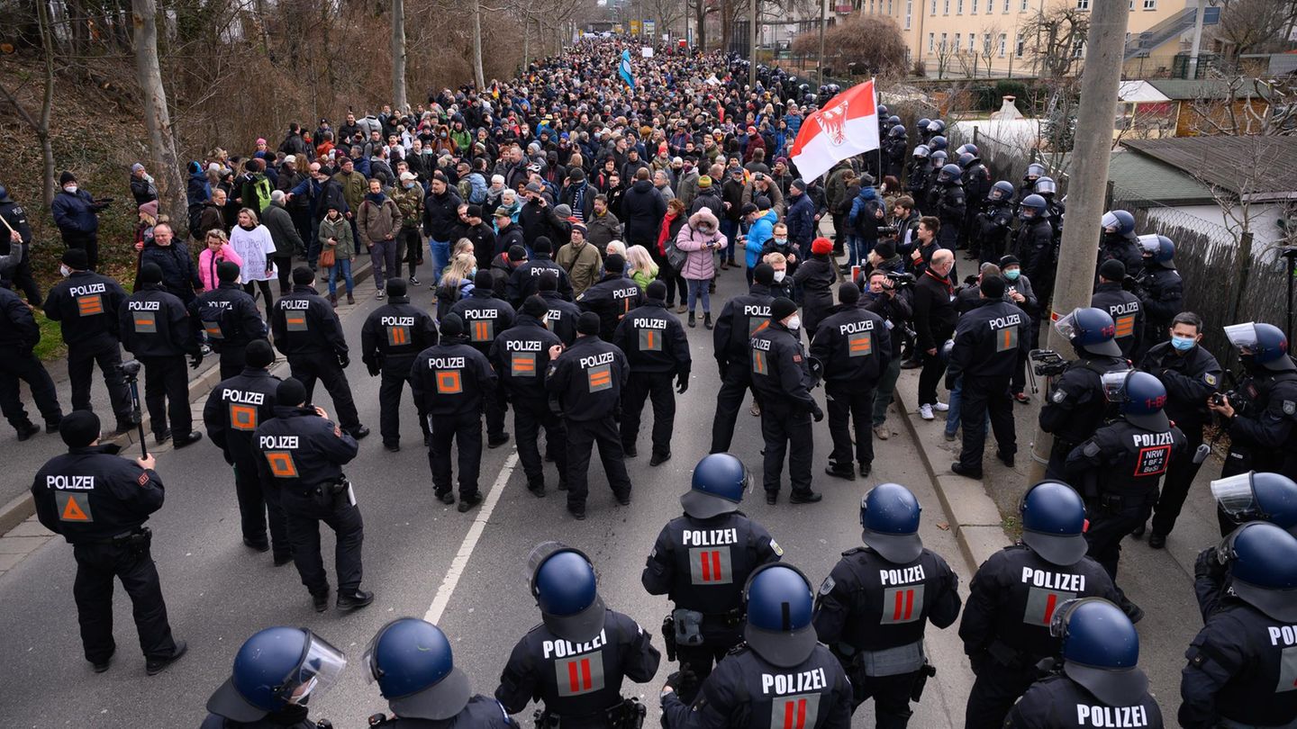 Polizei auf Demonstration von Coronavirus-Leugnern in Dresden