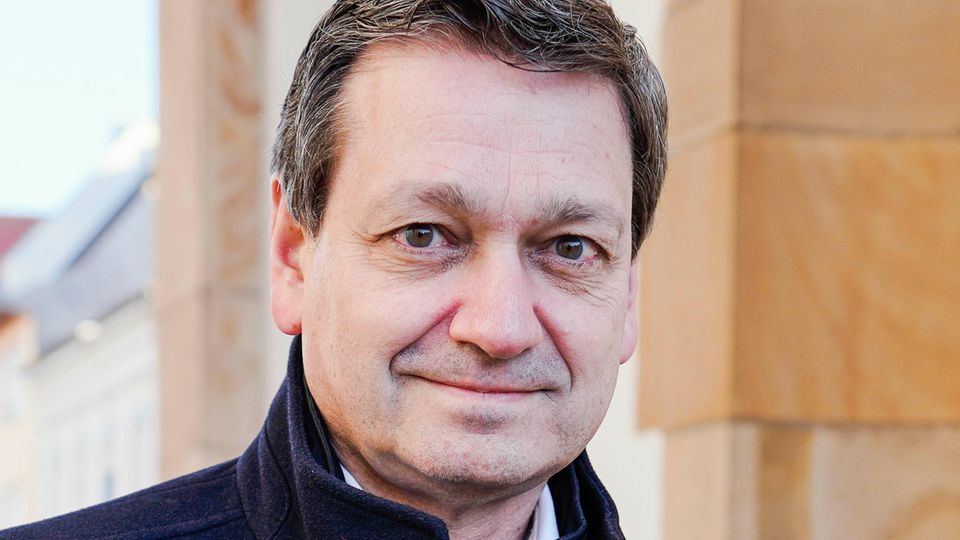 Christian Baldauf CDU Rheinland-Pfalz Landtagswahl Ein weißer Mann mit angegrautem schwarzen Seitenscheitel und braunen Augen schaut etwas angespannt