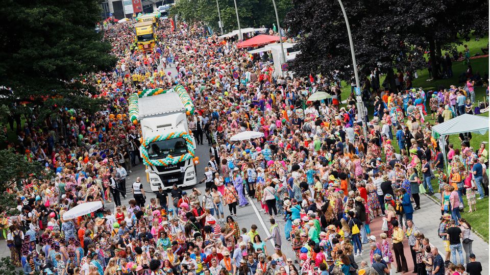 Marathon, Musical und Schlagermove : Bis zu 500.000 Besucher zieht der Schlagermove (Archivfoto) an, wenn mehr als 40 Musiktrucks durch St. Pauli fahren. Bis zu 500.000 Besucher zieht der Schlagermove (Archivfoto) an, wenn mehr als 40 Musiktrucks durch St. Pauli fahren.