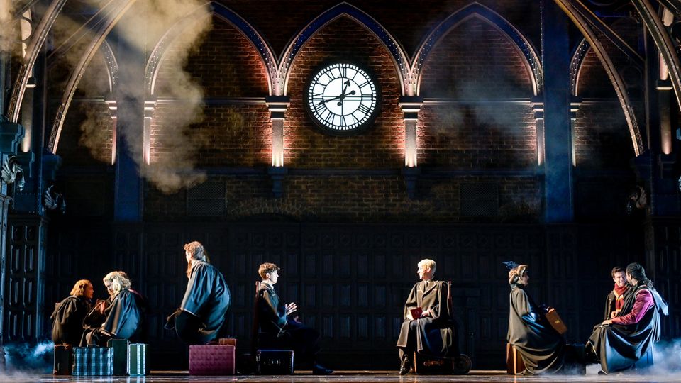 Marathon, Musical und Schlagermove : Premiere auf den 5. Dezember 2021 verschoben: Fotoprobe des Theaterstücks "Harry Potter und das verwunschene Kind" auf der Bühne des Mehr! Theaters am Großmarkt. Premiere auf den 5. Dezember 2021 verschoben: Fotoprobe des Theaterstücks "Harry Potter und das verwunschene Kind" auf der Bühne des Mehr! Theaters am Großmarkt.