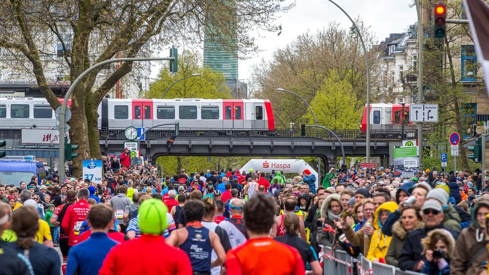 Marathon, Musical und Schlagermove : Eng wird es beim Hamburger Marathon bei Kilometer 37, wenn sich Läufer und Publikum am Eppendorfer Baum sehr nahe kommen (Archivbild). Eng wird es beim Hamburger Marathon bei Kilometer 37, wenn sich Läufer und Publikum am Eppendorfer Baum sehr nahe kommen (Archivbild).