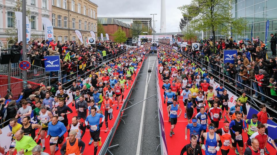 Marathon, Musical und Schlagermove : Beim Start des Hamburger Haspa-Marathons an den Messehallen (Archivbild) Beim Start des Hamburger Haspa-Marathons an den Messehallen (Archivbild)
