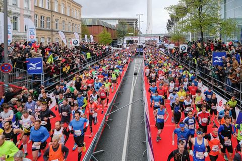 Beim Start des Hamburger Haspa-Marathons an den Messehallen (Archivbild)
