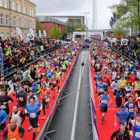Beim Start des Hamburger Haspa-Marathons an den Messehallen (Archivbild)