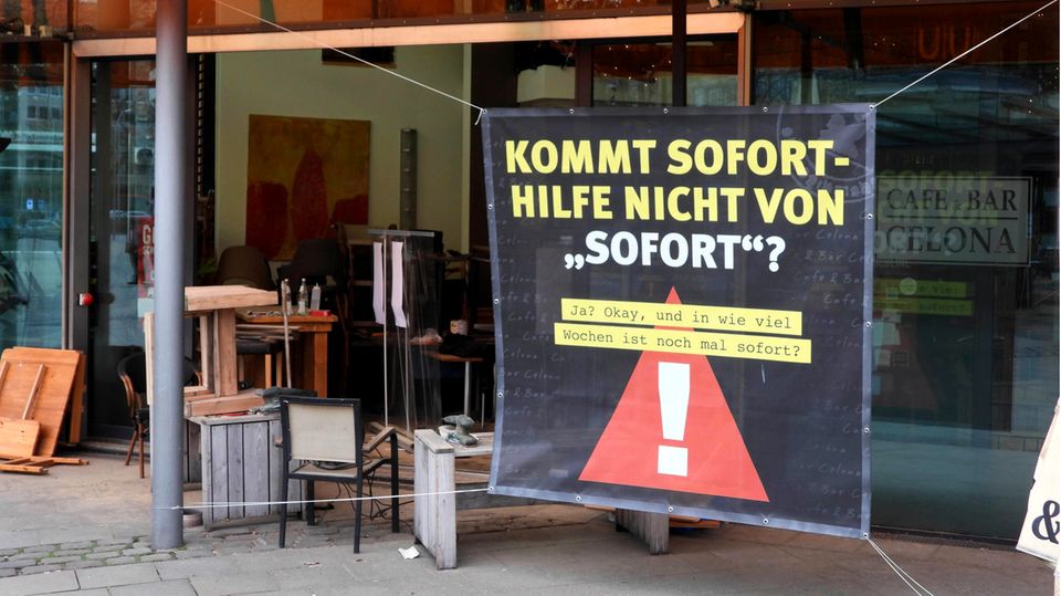 Hotellerie und Corona: Ein Plakat vor einem Restaurant in Wandsbek weist auf die Missstände der Auszahlung der Soforthilfe hin. Ein Plakat vor einem Restaurant in Wandsbek weist auf die Missstände der Auszahlung der Soforthilfe hin.
