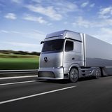Der Mercedes Benz eActros LongHaul soll mit einer Batterieladung 500 Kilometer weit kommen