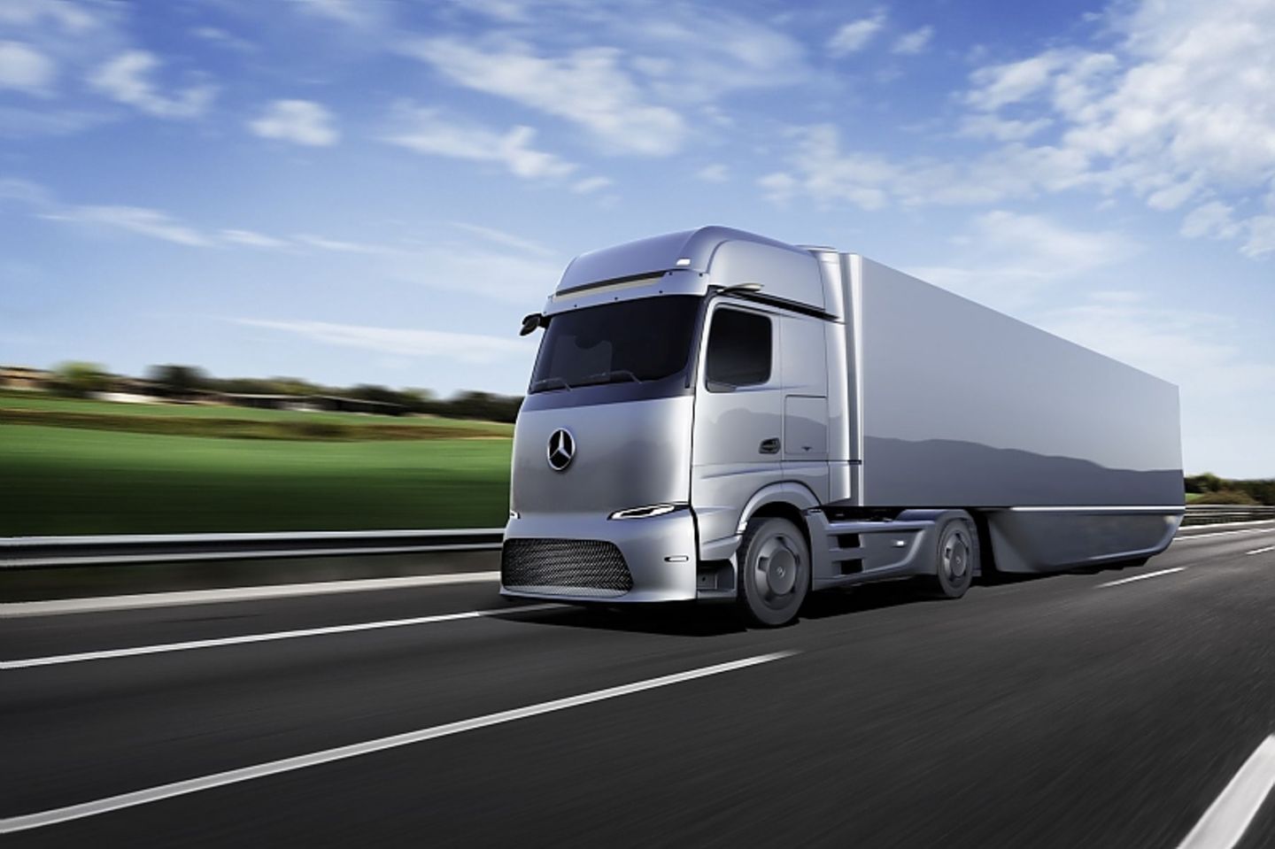 Der Mercedes Benz eActros LongHaul soll mit einer Batterieladung 500 Kilometer weit kommen