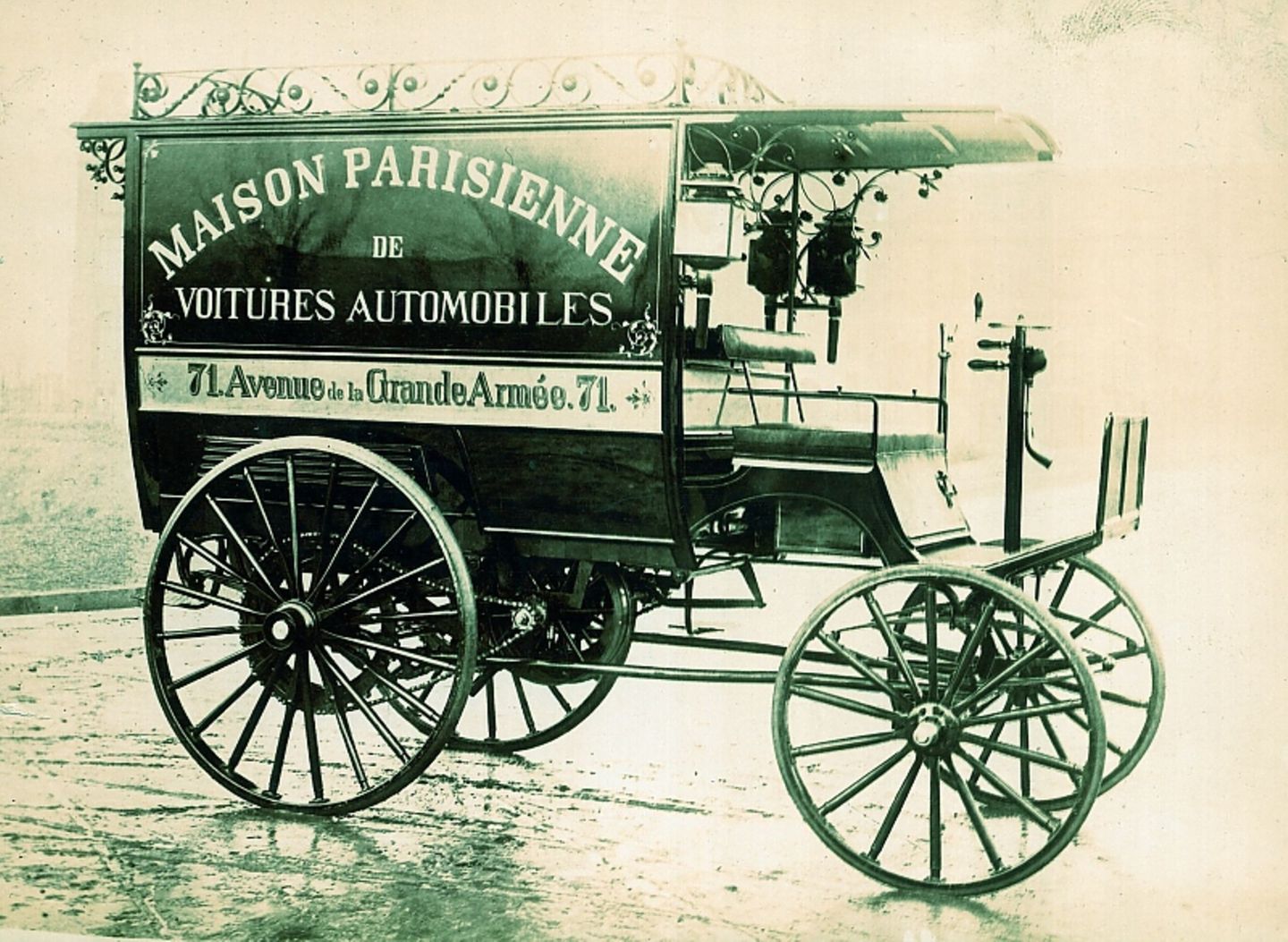 Ein Benz-Lieferungswagen mit 6 PS gebaut von 1898 bis 1900 ist Werbeträger für ein Autohaus