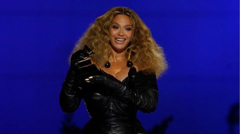 Beyonce nimmt den Preis für die beste R&B-Performance für "Black Parade" bei den 63. Grammy Awards entgegen
