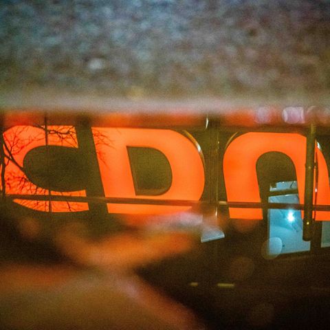 Das Logo der CDU spiegelt sich in einer Pfütze vor der CDU Zentrale, Dem Konrad Adenauer Haus