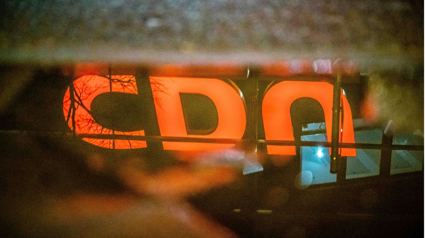 Das Logo der CDU spiegelt sich in einer Pfütze vor der CDU Zentrale, Dem Konrad Adenauer Haus
