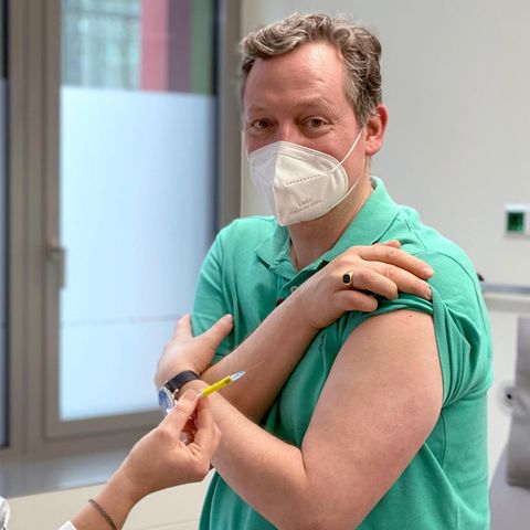 Hirschhausen bei der Impfung