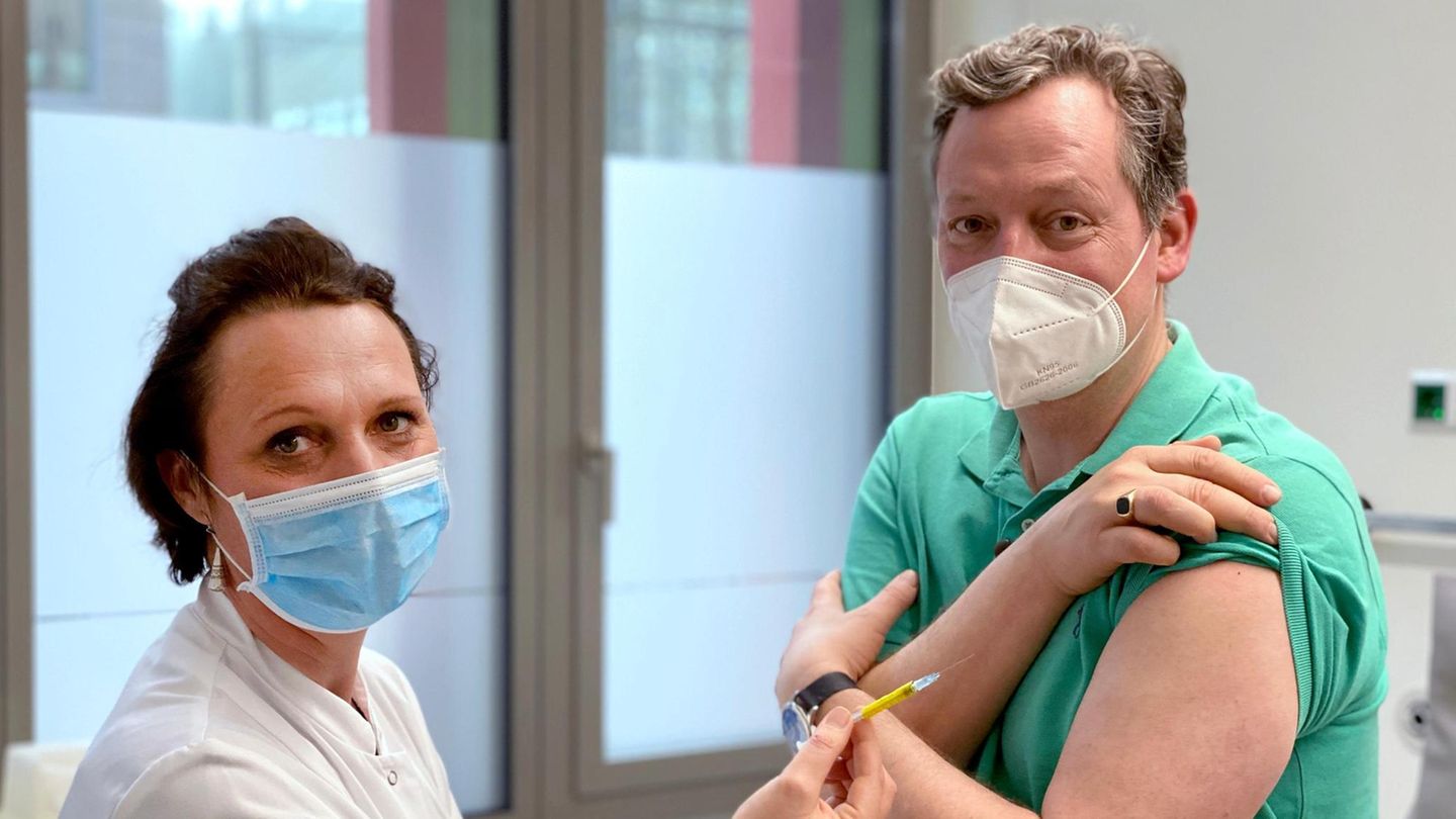 Hirschhausen bei der Impfung Hirschhausen bei der Impfung