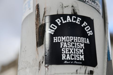 Aufkleber gegen Rechtsextremismus an einem Laternenpfahl