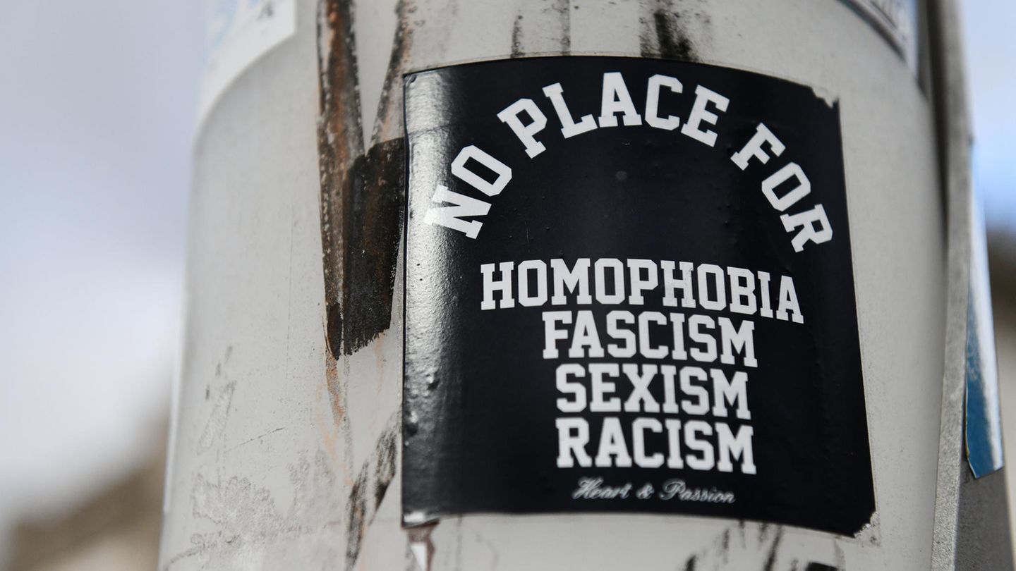 Aufkleber gegen Rechtsextremismus an einem Laternenpfahl