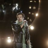 Er gehörte zu den wenigen männlichen Gewinnern des Abends: Harry Styles gewann für die beste Solo-Pop-Performance mit "Watermelon Sugar". Dazu sang er live im Staples Center in Los Angeles. Wegen der Corona-Pandemie fand die Veranstaltung in diesem Jahr verteilt auf verschiedenen Bühnen im Land und via Videocall statt.
