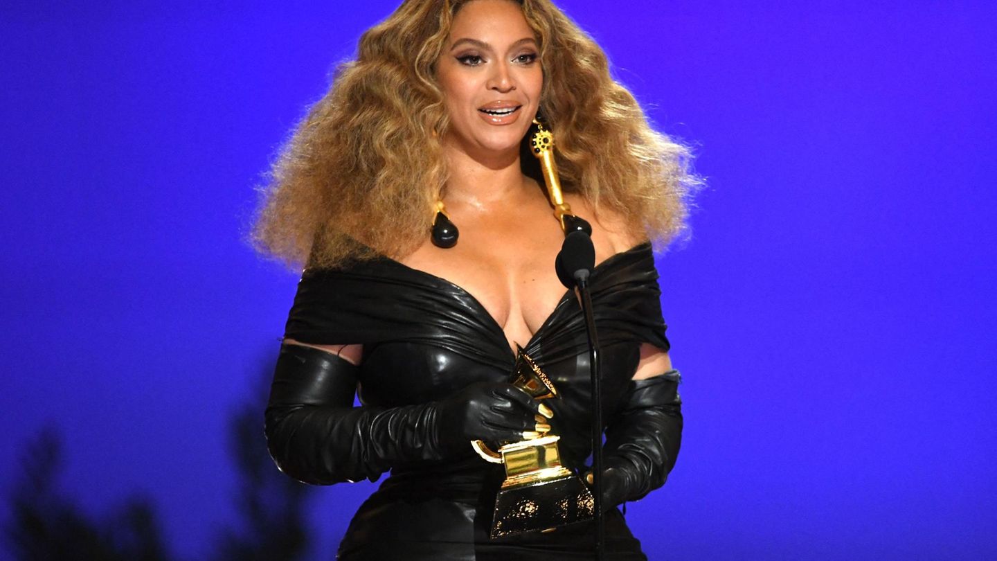 Musikpreis: Sie darf sich seit gestern Abend Königin der Grammys nennen: Beyoncé hat am Sonntag vier Trophäen bekommen und kommt damit auf insgesamt 28 Auszeichnungen - so viele wie keine andere Frau in der Geschichte dieses Musikpreises. Nicht der einzige Grund zum Feiern für die Sängerin: Ihre neunjährige Tochter Blue Ivy erhielt ebenfalls einen Grammy. "Ich weiß, dass meine Tochter zuschaut. Blue - Glückwunsch", sagte die 39-Jährige bei ihrer Dankesrede. "Ich bin so stolz auf dich." Mutter und Tochter gewannen gemeinsam in der Kategorie "Bestes Musikvideo" für "Brown Skin Girl". Sie darf sich seit gestern Abend Königin der Grammys nennen: Beyoncé hat am Sonntag vier Trophäen bekommen und kommt damit auf insgesamt 28 Auszeichnungen - so viele wie keine andere Frau in der Geschichte dieses Musikpreises. Nicht der einzige Grund zum Feiern für die Sängerin: Ihre neunjährige Tochter Blue Ivy erhielt ebenfalls einen Grammy. "Ich weiß, dass meine Tochter zuschaut. Blue - Glückwunsch", sagte die 39-Jährige bei ihrer Dankesrede. "Ich bin so stolz auf dich." Mutter und Tochter gewannen gemeinsam in der Kategorie "Bestes Musikvideo" für "Brown Skin Girl".