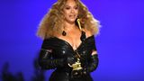 Sie darf sich seit gestern Abend Königin der Grammys nennen: Beyoncé hat am Sonntag vier Trophäen bekommen und kommt damit auf insgesamt 28 Auszeichnungen - so viele wie keine andere Frau in der Geschichte dieses Musikpreises. Nicht der einzige Grund zum Feiern für die Sängerin: Ihre neunjährige Tochter Blue Ivy erhielt ebenfalls einen Grammy. "Ich weiß, dass meine Tochter zuschaut. Blue - Glückwunsch", sagte die 39-Jährige bei ihrer Dankesrede. "Ich bin so stolz auf dich." Mutter und Tochter gewannen gemeinsam in der Kategorie "Bestes Musikvideo" für "Brown Skin Girl".