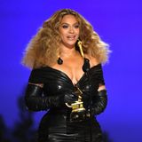 Sie darf sich seit gestern Abend Königin der Grammys nennen: Beyoncé hat am Sonntag vier Trophäen bekommen und kommt damit auf insgesamt 28 Auszeichnungen - so viele wie keine andere Frau in der Geschichte dieses Musikpreises. Nicht der einzige Grund zum Feiern für die Sängerin: Ihre neunjährige Tochter Blue Ivy erhielt ebenfalls einen Grammy. "Ich weiß, dass meine Tochter zuschaut. Blue - Glückwunsch", sagte die 39-Jährige bei ihrer Dankesrede. "Ich bin so stolz auf dich." Mutter und Tochter gewannen gemeinsam in der Kategorie "Bestes Musikvideo" für "Brown Skin Girl".