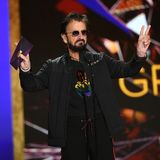 Auch ein Ex-Beatles war bei den Grammys zugegen: Ringo Starr verlieh den Preis für das "Album des Jahres".