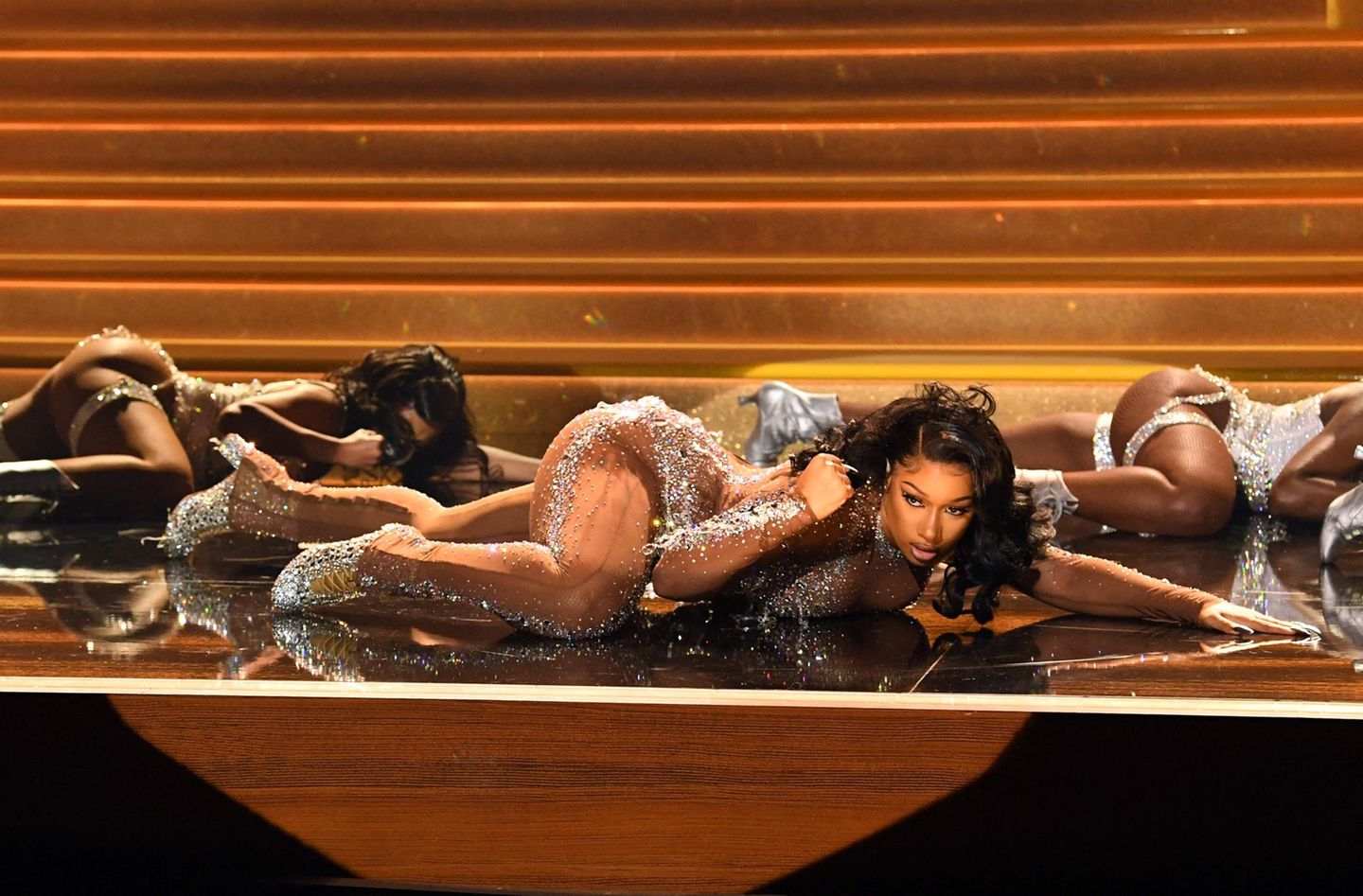 Megan Thee Stallion bekam nicht nur drei Grammys, sie durfte auch ihr Können zeigen: Live aus dem Staples Center in Los Angeles gab die Sängerin zusammmen mit Cardi B ihren Hit "WAP” zum Besten.