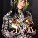 Im vergangenen Jahr gewann Billie Eilish fünf Grammys, und auch diesmal durfte sich die 19-Jährige gleich über mehrere Trophäen freuen: Sie gewann den Preis für die "Aufnahme des Jahres" ("Everything I Wanted"). Zudem wurde sie für den "Besten Song geschrieben für Film oder Fernsehen" ausgezeichnet. Sie steuerte mit "No Time to Die" den offiziellen Titelsong für den neuen James-Bond-Film bei, der aufgrund der Corona-Pandemie noch immer nicht in den Kinos läuft.