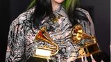 Im vergangenen Jahr gewann Billie Eilish fünf Grammys, und auch diesmal durfte sich die 19-Jährige gleich über mehrere Trophäen freuen: Sie gewann den Preis für die "Aufnahme des Jahres" ("Everything I Wanted"). Zudem wurde sie für den "Besten Song geschrieben für Film oder Fernsehen" ausgezeichnet. Sie steuerte mit "No Time to Die" den offiziellen Titelsong für den neuen James-Bond-Film bei, der aufgrund der Corona-Pandemie noch immer nicht in den Kinos läuft.