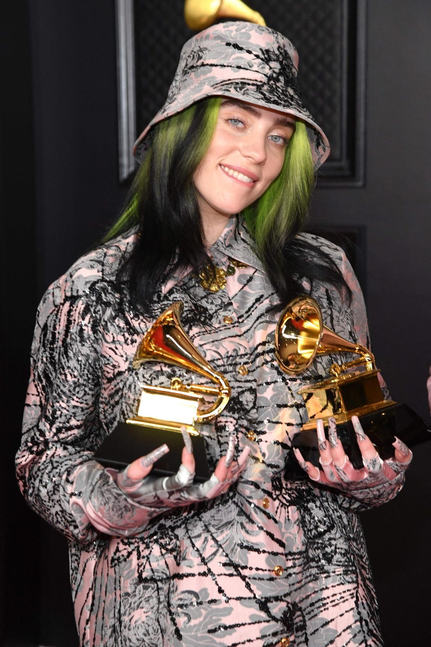 Musikpreis: Im vergangenen Jahr gewann Billie Eilish fünf Grammys, und auch diesmal durfte sich die 19-Jährige gleich über mehrere Trophäen freuen: Sie gewann den Preis für die "Aufnahme des Jahres" ("Everything I Wanted"). Zudem wurde sie für den "Besten Song geschrieben für Film oder Fernsehen" ausgezeichnet. Sie steuerte mit "No Time to Die" den offiziellen Titelsong für den neuen James-Bond-Film bei, der aufgrund der Corona-Pandemie noch immer nicht in den Kinos läuft. Im vergangenen Jahr gewann Billie Eilish fünf Grammys, und auch diesmal durfte sich die 19-Jährige gleich über mehrere Trophäen freuen: Sie gewann den Preis für die "Aufnahme des Jahres" ("Everything I Wanted"). Zudem wurde sie für den "Besten Song geschrieben für Film oder Fernsehen" ausgezeichnet. Sie steuerte mit "No Time to Die" den offiziellen Titelsong für den neuen James-Bond-Film bei, der aufgrund der Corona-Pandemie noch immer nicht in den Kinos läuft.