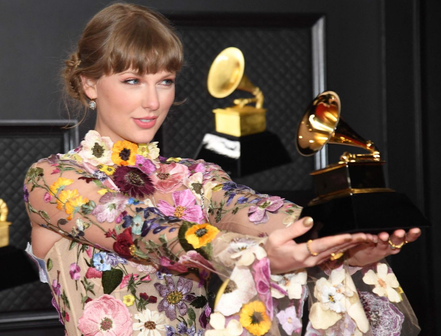 Dass sie zu den großen Gewinnern der diesjährigen Grammy-Verleihung gehört, dürfte die wenigsten überrascht haben: Taylor Swift hatte 2020 gleich zwei von den Kritikern hoch gelobte Alben veröffentlicht. Das erste der beiden, "Folklore", wurde als "Album des Jahres" ausgezeichnet.