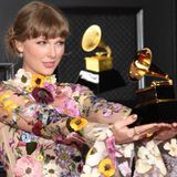Dass sie zu den großen Gewinnern der diesjährigen Grammy-Verleihung gehört, dürfte die wenigsten überrascht haben: Taylor Swift hatte 2020 gleich zwei von den Kritikern hoch gelobte Alben veröffentlicht. Das erste der beiden, "Folklore", wurde als "Album des Jahres" ausgezeichnet.