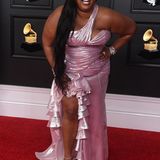 Im vergangenen Jahr gehörte sie noch selbst zu den großen Gewinnern, diesmal trat Lizzo als Laudatorin in Erscheinung. Sie vergab den Grammy für den besten neuen Künstler an Meghan Thee Stallion.